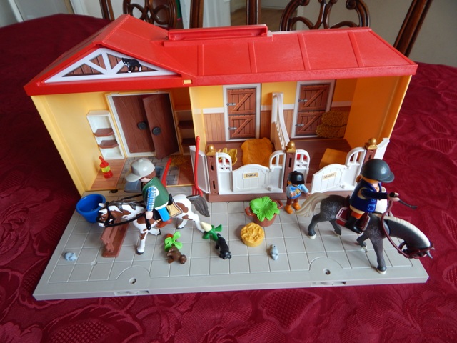 playmobil take along horse stable